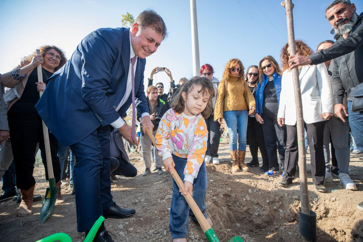 Başkan Tugay, bal ormanına fidan dikti