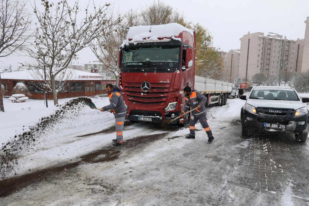 Başkan Arı “Nevşehir’de Kar Mesaimiz Aralıksız Devam Ediyor”