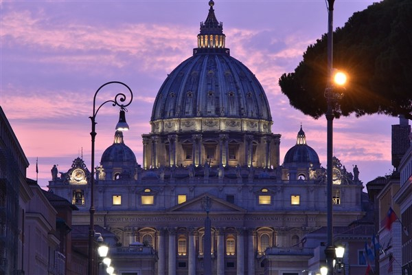 Papa Francis'in düşme sonucu kolunu incittiği bildirildi