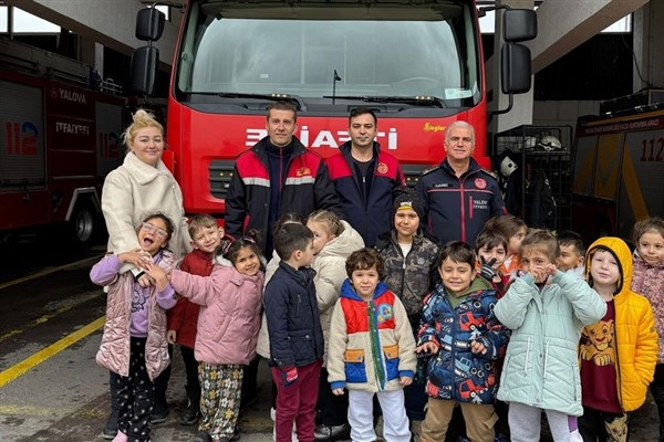 Öğrenciler, Yalova Belediyesi İtfaiye Müdürlüğünü ziyaret etti