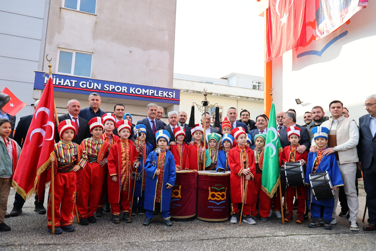 Vali Doğan, karne dağıtım törenine Arifiye Bekir Sıtkı Durgun İlkokulunda katıldı