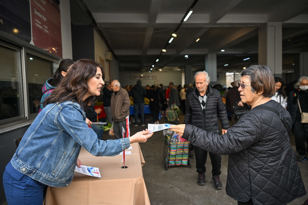 Bornova'da Serviks Kanseri Farkındalığı için broşür dağıtımı yapıldı