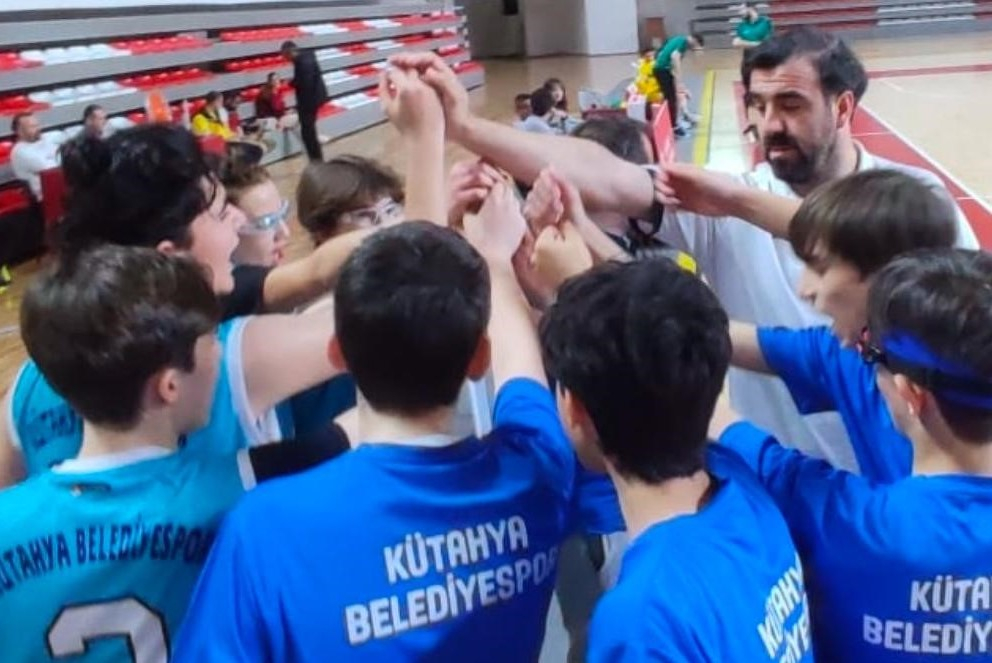 Kütahya Belediyespor basketbol oyuncularından kupa