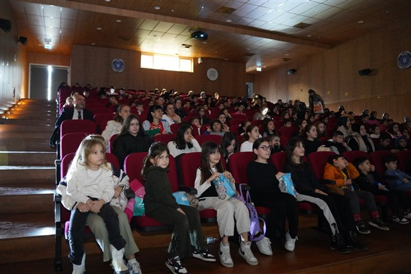 Başkan Aydın, Kültür ve Gençlik Merkezi’nde çocuklar ile bir araya geldi