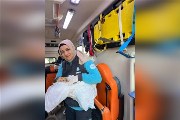 Şanlıurfa'da doğuma giden hamile kadın ambulansta doğum yaptı