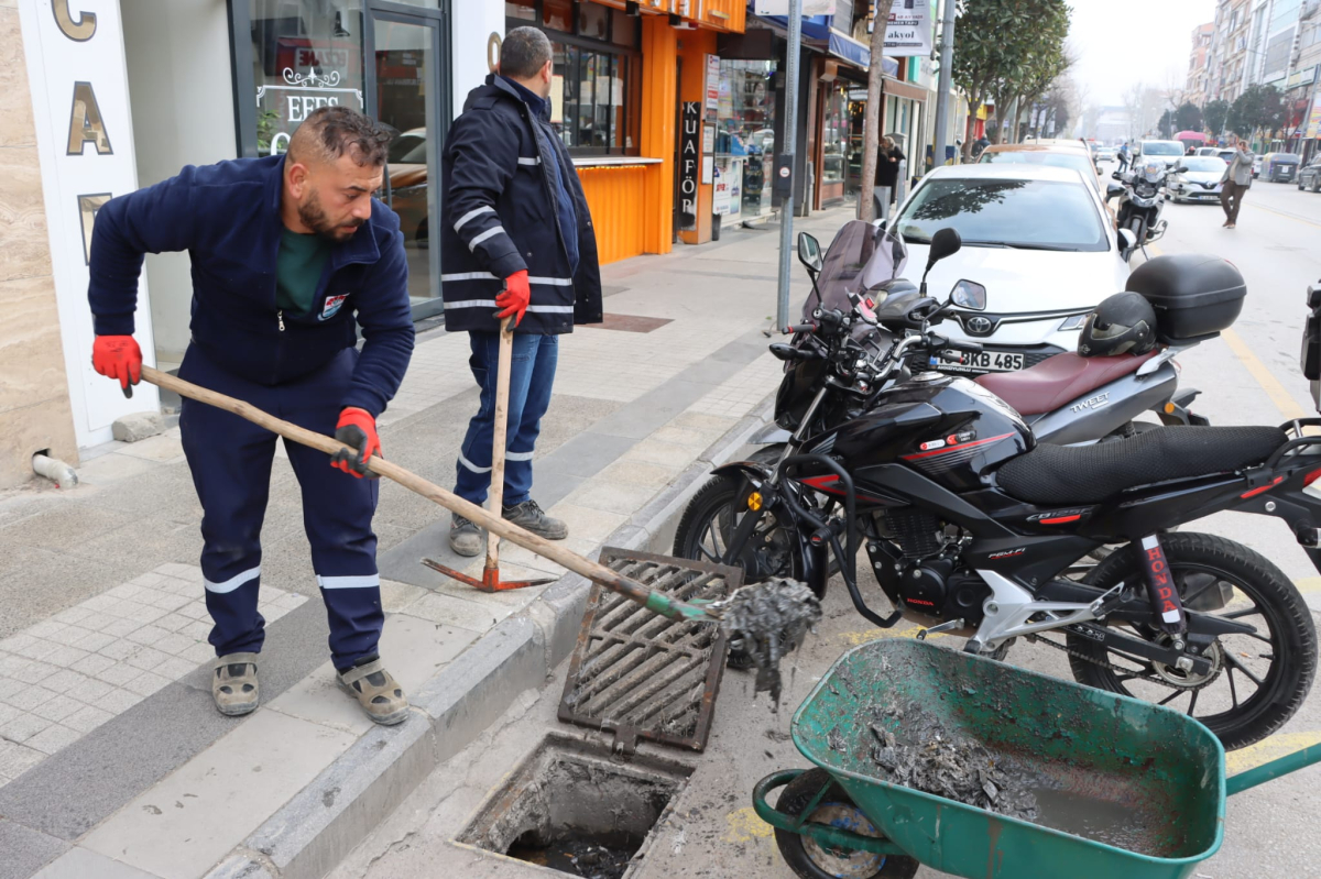 Yalova Belediyesi, mazgal temizlik çalışmalarını hızlandırdı