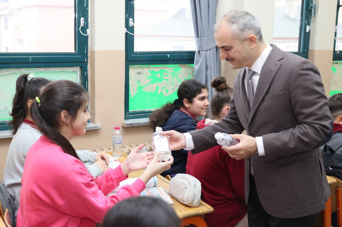 Çayırova Belediyesi’nden öğrencilere dezenfektan