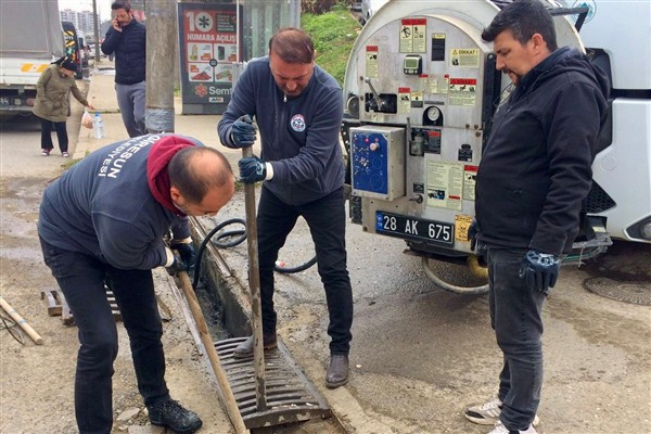 Gaziantep'te sel ve su baskınlarını önlenmesi amacıyla kanal temizliği yapılıyor