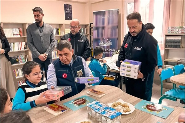 ″Bir Kitapla″ kampanyası ile deprem bölgesindeki çocuklara 12 bin kitap ulaştırıldı