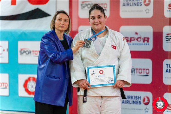 Ordu BBSK sporcusu Sema Yıldırım, Türkiye Judo Şampiyonasında gümüş madalya kazandı