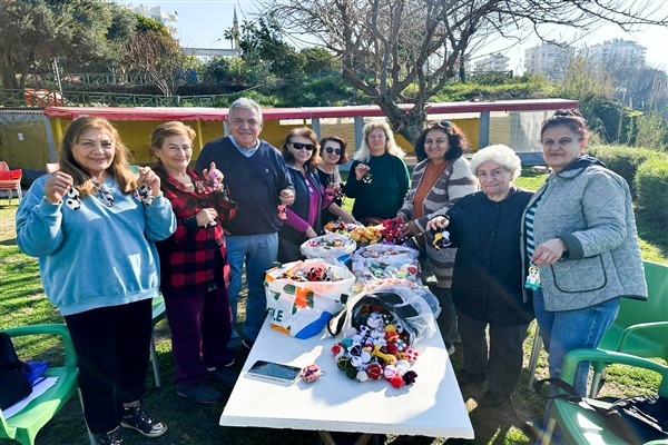 Muratpaşa Belediyesi’nin yaşlı evlerinde, kadınlar oyuncak sanatı amigurumi ile tanıştı