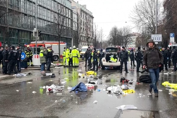 Polis, Münih'te bir gruba çarpan sürücünün 24 yaşında bir Afgan olduğunu söyledi