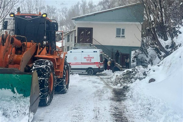 Van'da karla mücadele ekipleri, rahatsızlanan vatandaşı hastaneye ulaştırdı