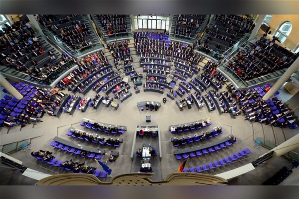 Almanya'da bugün erken parlamento seçimleri yapılıyor