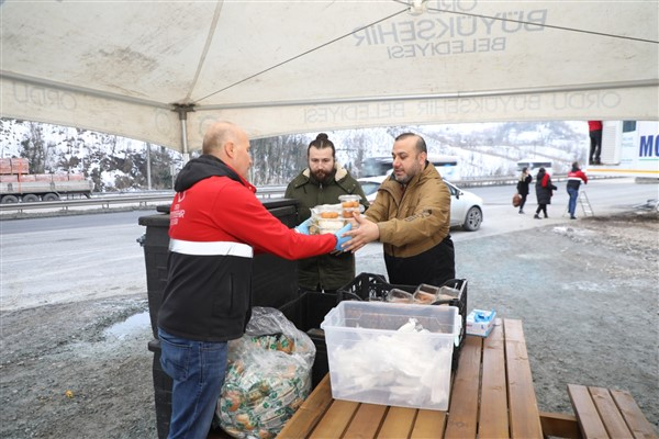 Ordu’nun giriş ve çıkışlarında iftariyelikler dağıtıldı