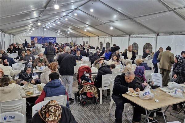 Bursa'da kentin üç ayrı noktasında iftar sofraları kuruldu