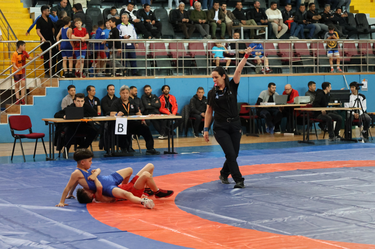 Karaman’da Okul Sporları Küçükler Güreş Grup müsabakaları başladı