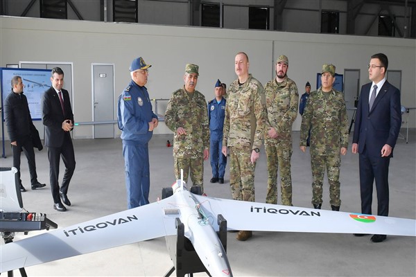 Azerbaycan Cumhurbaşkanı Aliyev, hava kuvvetlerinin askeri tesislerini ziyaret etti