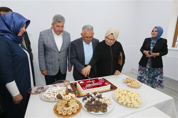 Başkan Büyükkılıç, kadınların ürettiği gilaburulu yaş pastayı eşi ile birlikte kesti