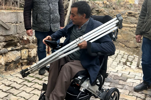 Başkan Büyükkılıç, vatandaşın akülü tekerlekli sandalye talebini yerine getirdi
