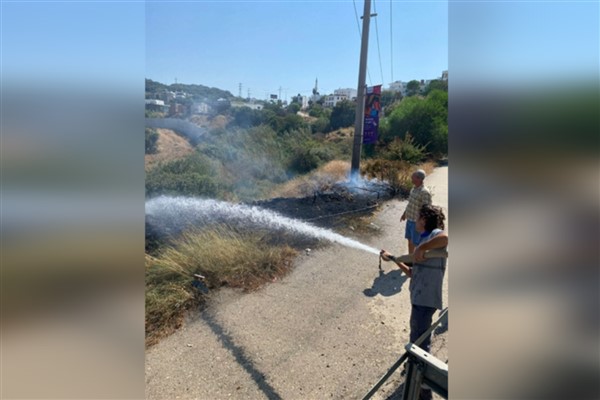 Belediye görevlilerinden yangına müdahale 