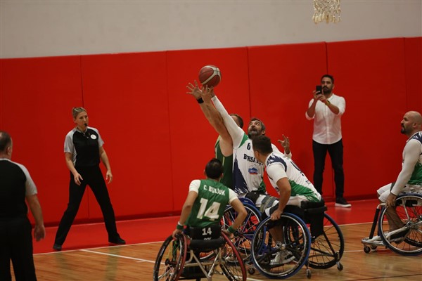 Bursa Büyükşehir Tekerlekli Sandalye Basketbol Takımı, nağmalup ilerliyor