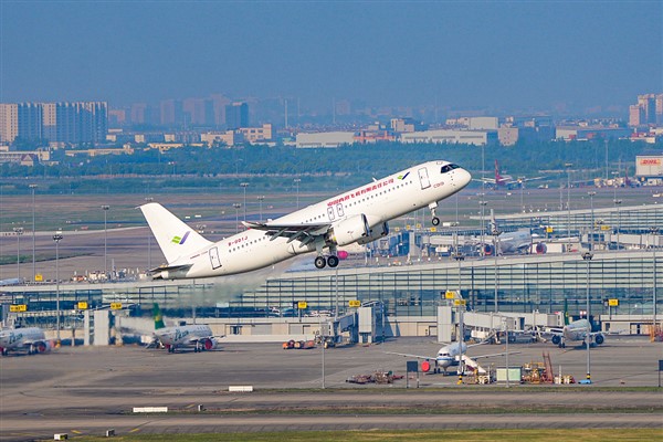 Çin’in ticari jet uçağının deneme uçuşu tamamlandı