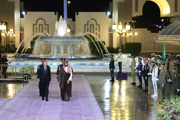 Cumhurbaşkanı Erdoğan, Suudi Arabistan’da resmî törenle karşılandı