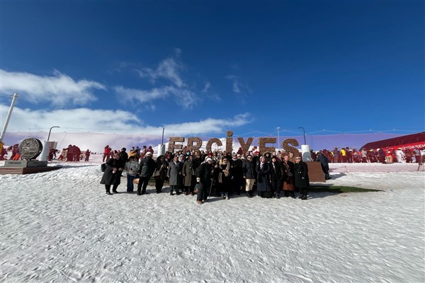 Erciyes’e hiç çıkma şansı olmamış 60 kişi Erciyes Kayak Merkezi'ni ziyaret etti