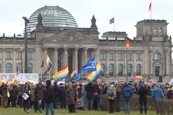 Göstericiler aşırı sağı protesto etmek için Berlin'de toplandı