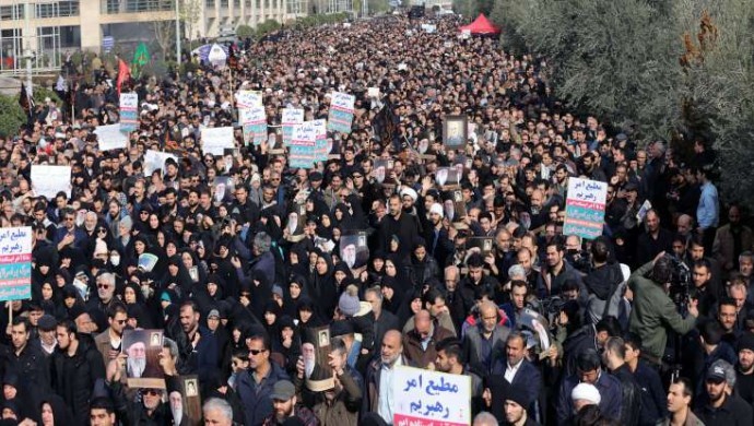 İranlılar Süleymani için sokaklara çıktı