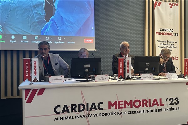 Kalp sağlığı uzmanları kalp cerrahisinde ileri teknolojileri paylaştı