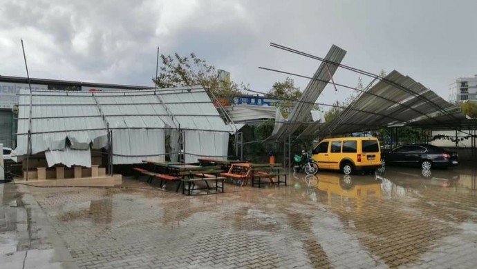 Kumluca'da fırtına: Bir kişi yaşamını yitirdi