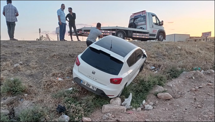 Şanlıurfa'da otomobil tarlaya uçtu! Sürücü yaralandı-(VİDEO)