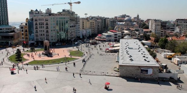 Taksim'deki şüpheli çanta için bomba uzman ekipleri olay yerinde