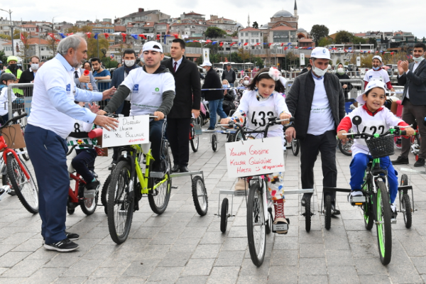 Üsküdar Belediyesi pedal çevirerek serebral palsi hastası çocuklar için farkındalık yarattı