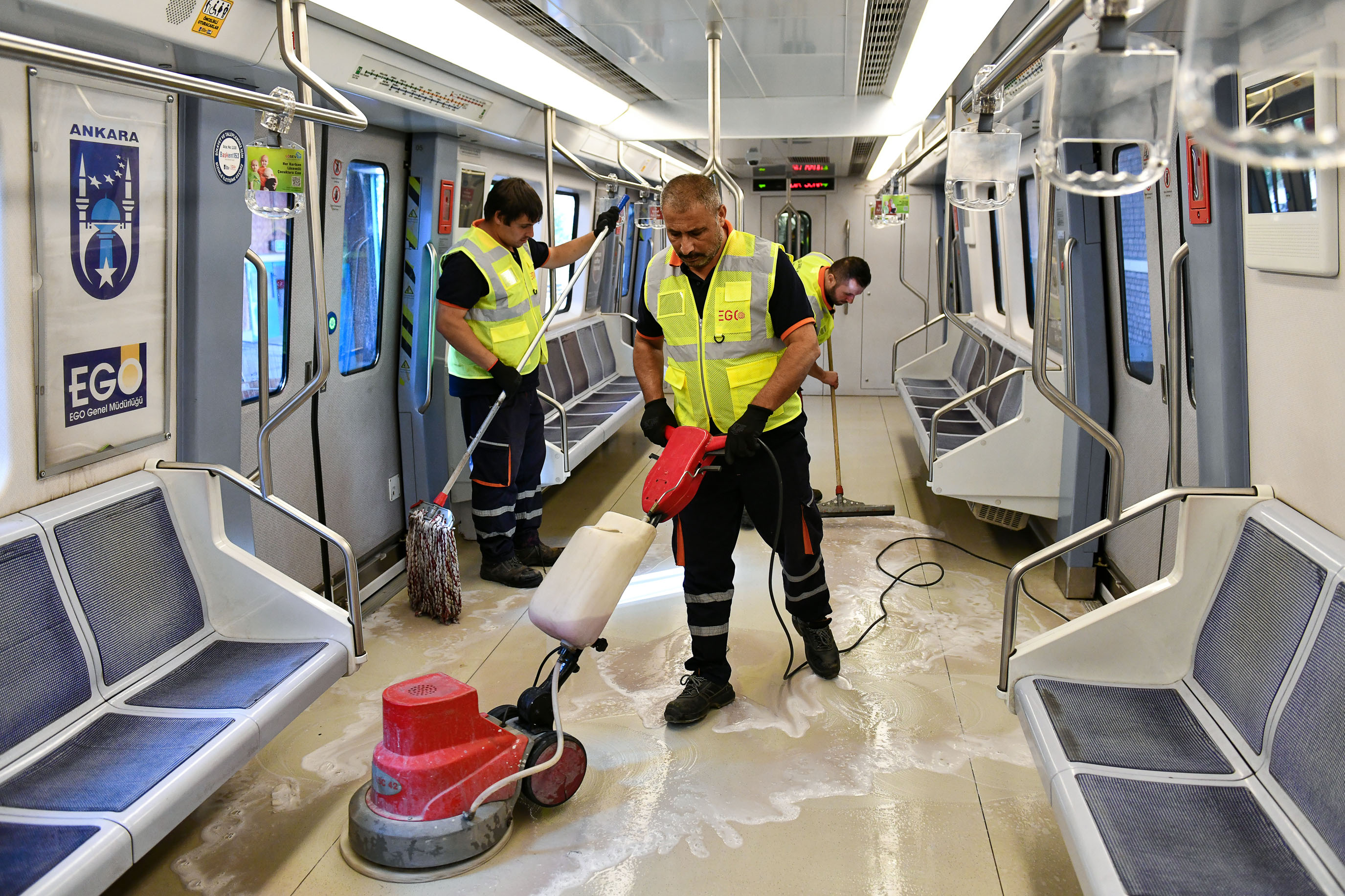 Ankara'da metro istasyonları ve vagonlar temizleniyor 