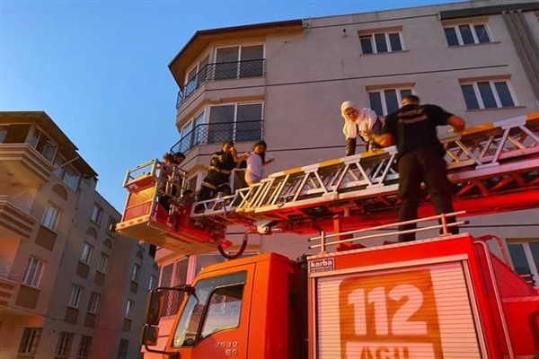 Antakya'da yangından etkilenen vatandaşları itfaiye ekipleri kurtardı
