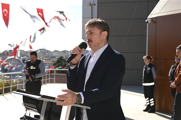 Bahçelievler Belediye Başkanı Hakan Bahadır mazbatasını aldı