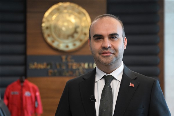 Bakan Kacır, Boğaziçi Üniversitesi yerleşkesine fidan dikti