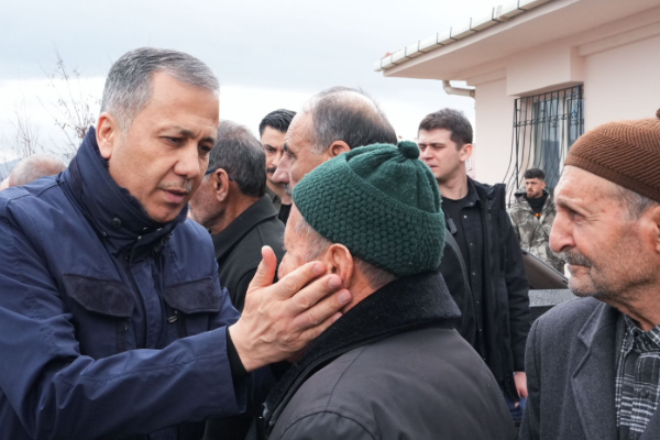 Bakan Yerlikaya'dan Erzincan'daki maden ocağı çalışanlarının ailelerine ziyaret