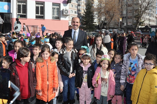 Başkan Altay, karne sevinci yaşayan öğrencileri tebrik etti