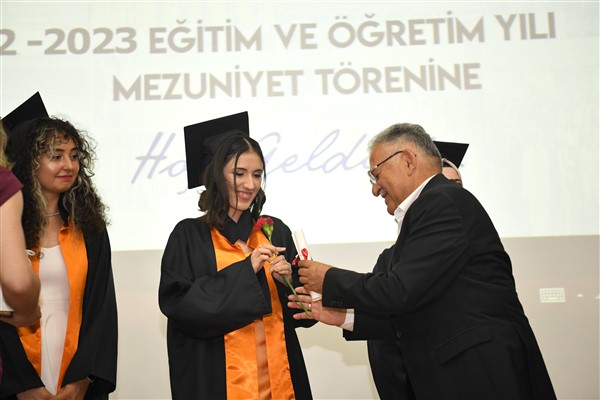 Başkan Büyükkılıç, Erciyes Üniversitesi Turizm Fakültesi Mezuniyet Töreni’ne katıldı