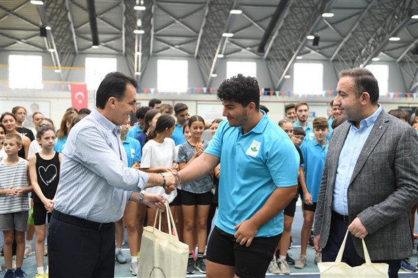 Başkan Dündar, milli sporcularla buluştu
