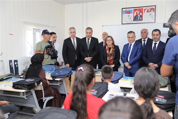 Başkan Şahin ve Vali Çeber, Nurdağı’nda öğrencileri ziyaret etti