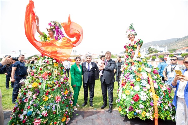 Başkan Tugay, 25’inci Uluslararası Bayındır Çiçek Festivali’ne katıldı 