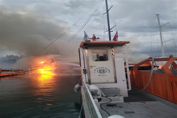 Belediyenin acil müdahale teknesi gulet yangınına müdahale etti