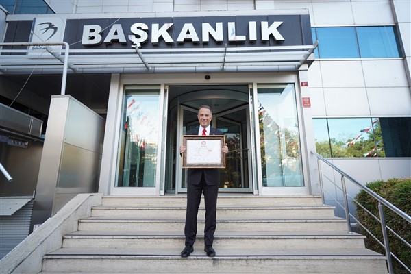Beylikdüzü Belediye Başkanı Mehmet Murat Çalık mazbatasını aldı