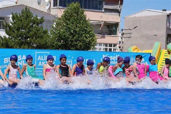 Bursa’da çocuklar hem serinliyor hem de yüzme öğreniyor