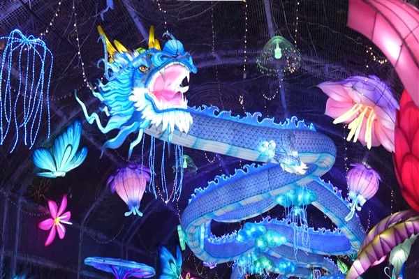 Çin'de yeni yıl tatilinin ilk günü renkli etkinliklere sahne oluyor